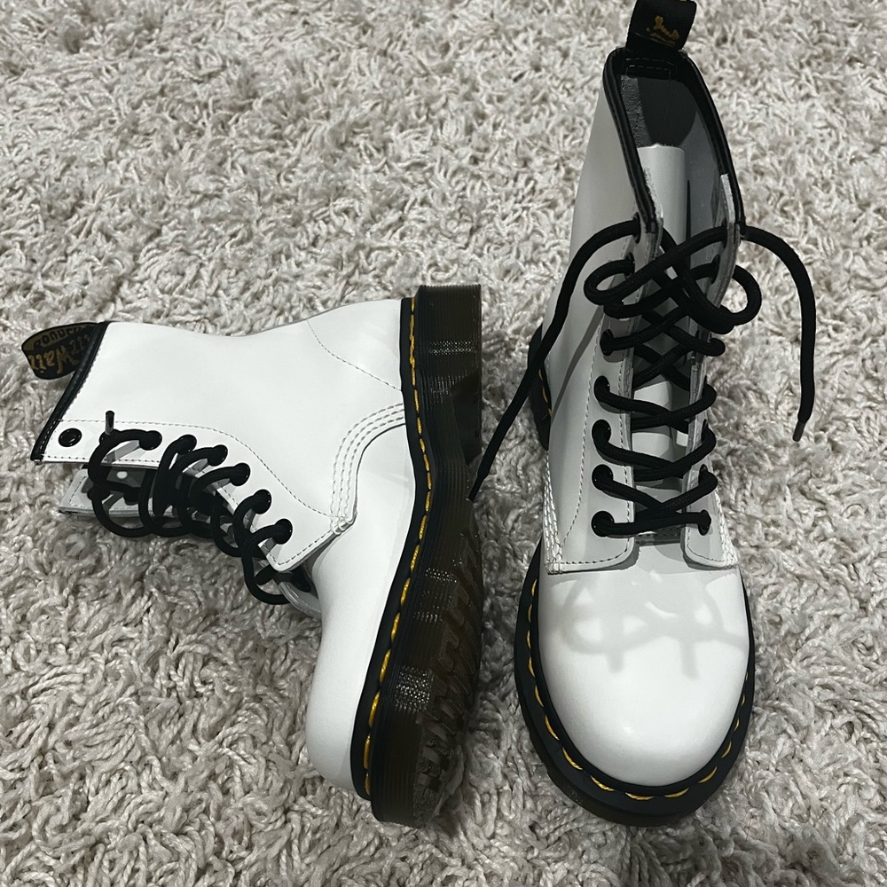 DR. MARTENS 1460 WOMEN'S SMOOTH LEATHER LACE UP BOOTS new